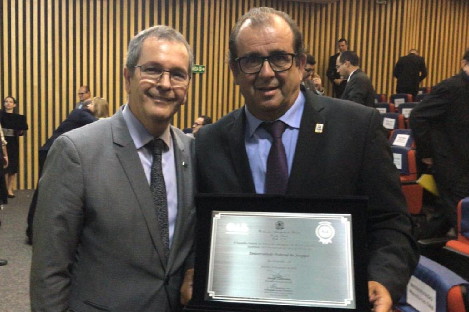 À direita, o reitor Angelo Antoniolli recebe o selo OAB Recomenda em cerimônia realizada em Brasília(Foto: Arquivo Pessoal)