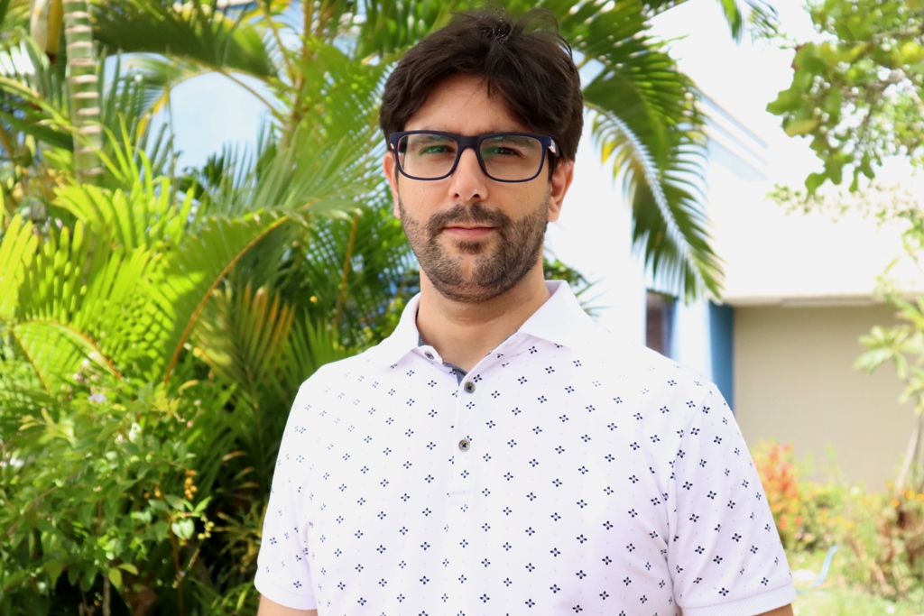 O professor Diego Tanajura tem experiência em pesquisas de testes e ensaios pré-clínicos de vacina (foto: Josafá Neto/ Rádio UFS)